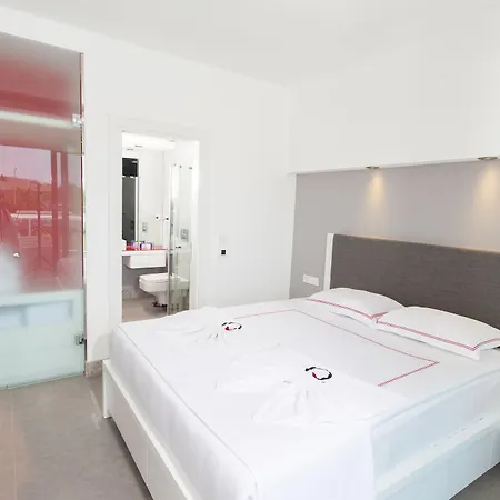 Q Apartahotel Side
